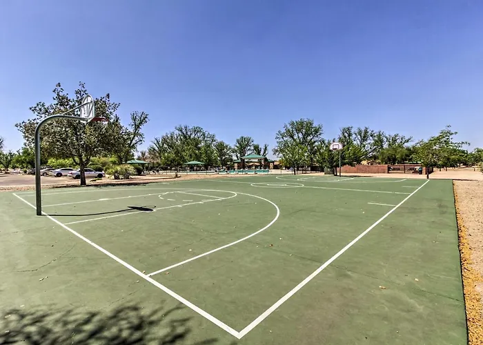 Step-free Sahuarita Retreat! Patio + Pool Access Holiday home