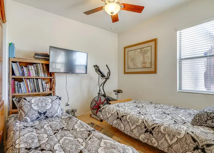 Step-free Sahuarita Retreat! Patio + Pool Access Green Valley