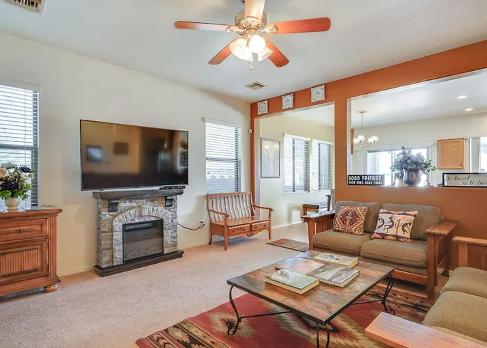 Holiday home Step-free Sahuarita Retreat! Patio + Pool Access Green Valley