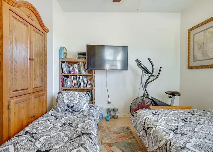 Step-free Sahuarita Retreat! Patio + Pool Access Green Valley