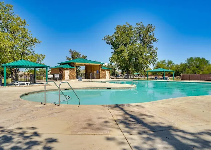 Step-free Sahuarita Retreat! Patio + Pool Access Holiday home Green Valley