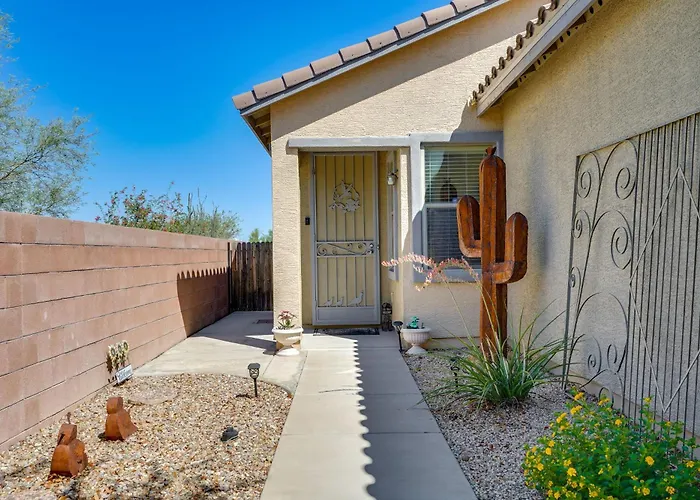 Step-free Sahuarita Retreat! Patio + Pool Access Holiday home